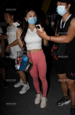 排队合照的红色紧身裤