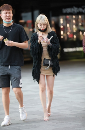 吃冰激凌的女朋友