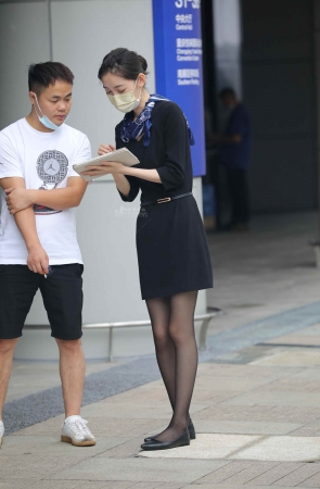 【街拍心灵】路虎品牌大使黑 丝美tui在工作