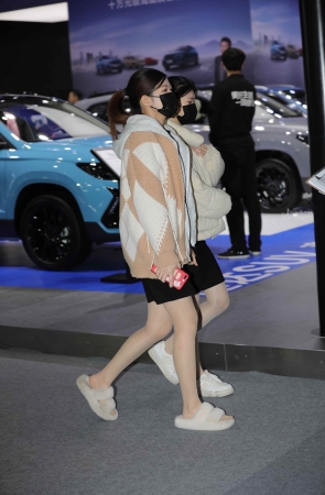 【街拍心灵】车展礼仪超街拍薄肉丝拖鞋哇塞