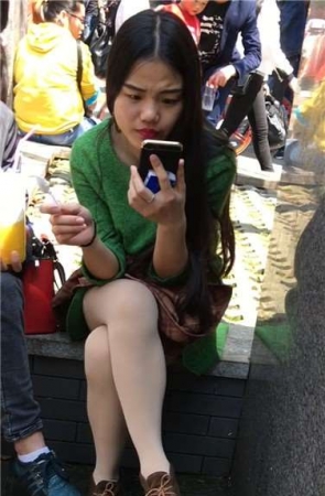 高清街拍丝足美眉吃雪糕，跟男友你一口我一口真羡慕