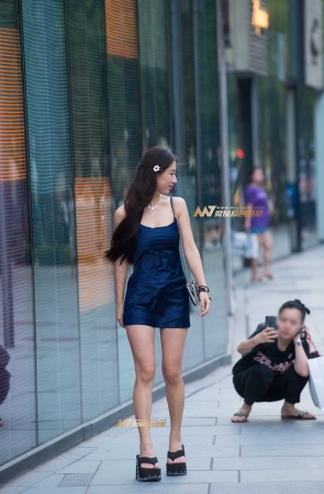 深宝蓝吊带短裙长发美女