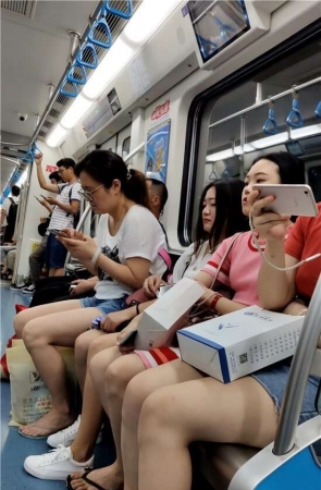 甜美的包臀紧身牛仔裙少女 [868 MB/mp4]