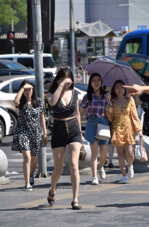 街拍美腿高跟美女