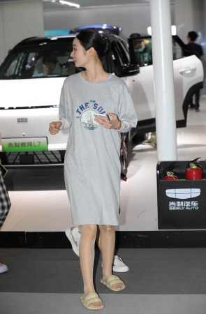 【街拍心灵】车展礼仪高跟穿累了街拍肉丝凉拖