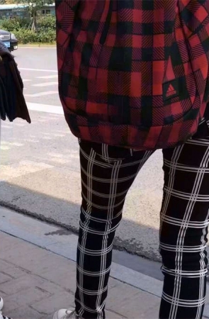 格子宽臀MM等车，旁边闺蜜的屁屁也很翘
