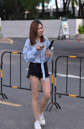 开朗小姐姐那抽了丝的丝袜。