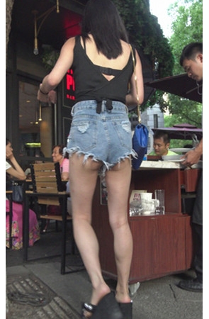 高腰热裤月牙美女