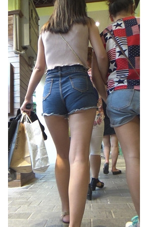 牛仔短裤小月牙妹子