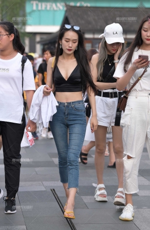 性感低胸露腰紧牛小姐姐