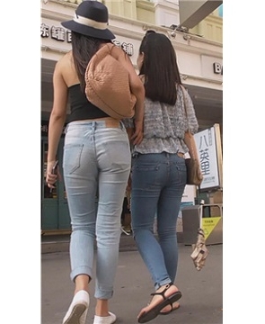 街拍蓝色牛仔裤美臀长腿小姐姐 [1.34 GB]