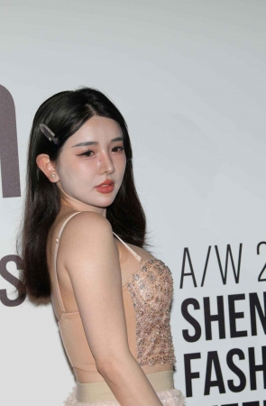 美Xiong性感白皙美女