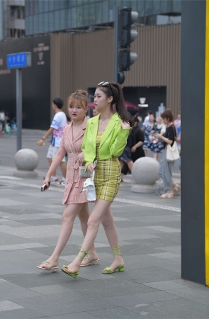 摄神街拍作品 – 好靓丽的美腿小姐姐