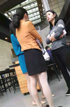 黄色肉丝袜两位大美女