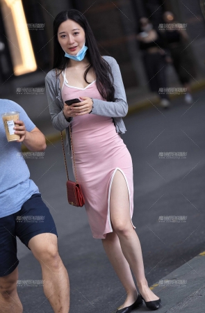 她被拍的有点不好意思