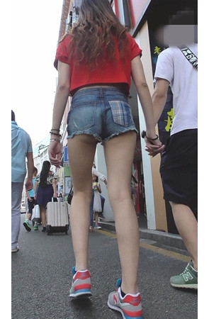 红衣热裤月牙美眉