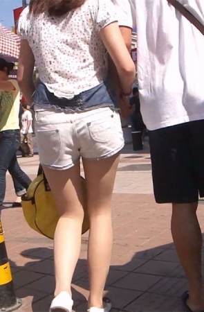 长时间跟拍透明丝袜MM走路