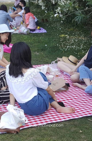 漂亮女孩扎堆草地上聚会