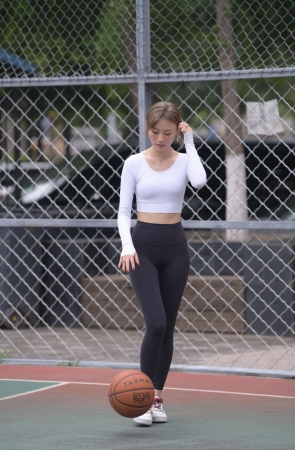 打篮球的黑色瑜伽裤美女