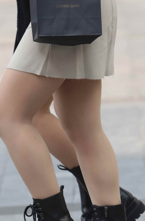 漂亮街拍肉丝妹子