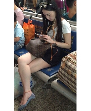 性感白皙美腿的女神车站候车室等车。