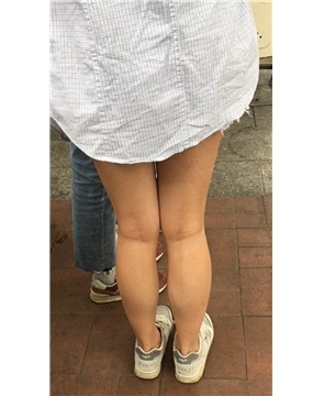 街拍等公交的热裤美眉