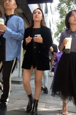 4K – 街拍美腿姐姐 [2.24 GB/MP4]