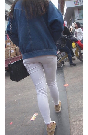 牛仔白裤妹子