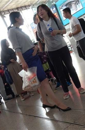 4k-OL包臀裙黑高跟街拍美足美腿