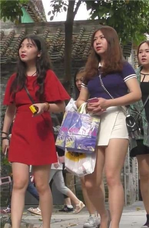 街拍白短热裤美腿性感小姐姐 [491 MB]