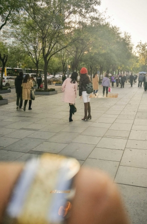 时尚皮夹克 白裤 高筒靴女郎