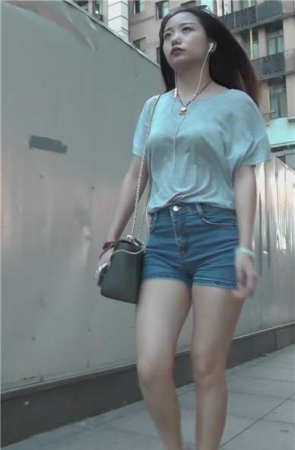 街拍清新美臀热裤性感长发小姐姐 [693 MB]