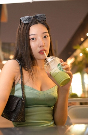 764夜拍绿色长裙美女