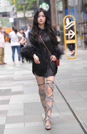 232519-1=119√美腿酷酷的小姐姐【套图➕视频】 16P