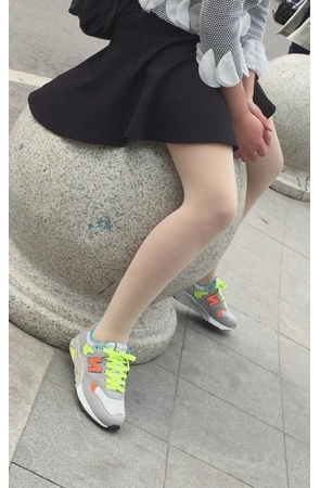 坐在石墩上的肉丝小妹[201M/MP4]