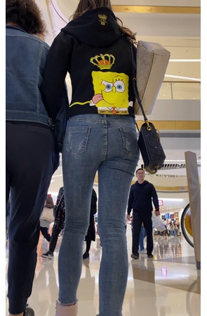 和母亲一起逛商场的牛仔美女