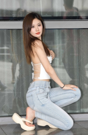 24610-13=99√性感美背紧牛小仙女【套图➕视频】 16P