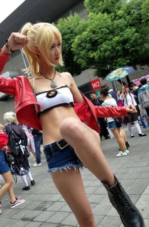 4K-清纯小可爱热裤露脐玩cosplay的萌妹纸