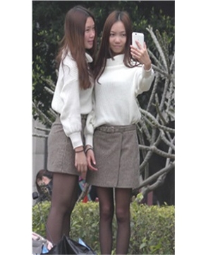 4k-两个青春洋溢的学生妹公园草地上自拍 [1.81 GB]