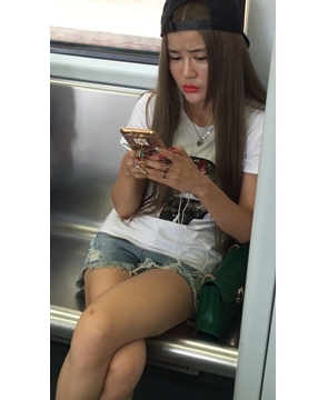 地铁拍摄漂亮美腿MM，鞋子挺个性。