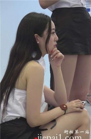 长腿高跟鞋美女showgirl累啦休息下。