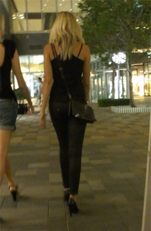 高挑的紧身牛仔裤金发美女