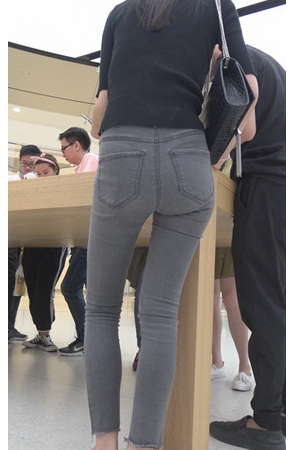 灰色紧身牛仔裤MM