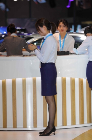 汽车销shou黑 丝街拍高跟美tui好哇塞