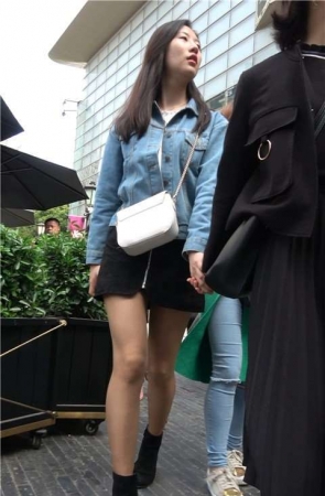 4K 街拍性感短裙美腿牛仔外套气质美女 [1.54 GB]