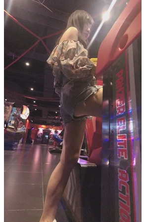 电玩城里的热裤女孩