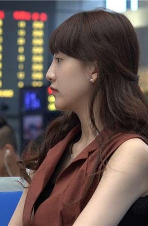 4K – 秀丽端庄美腿女神 [1.65 GB/MP4]