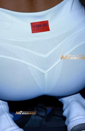 白衣涂油健美教练