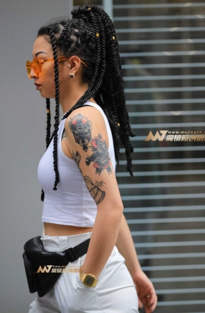 时髦的发型酷酷的纹身 潮范儿十足