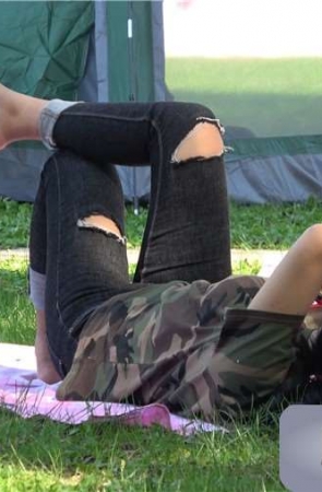 4k-公园草地上休息的裸足街拍美女